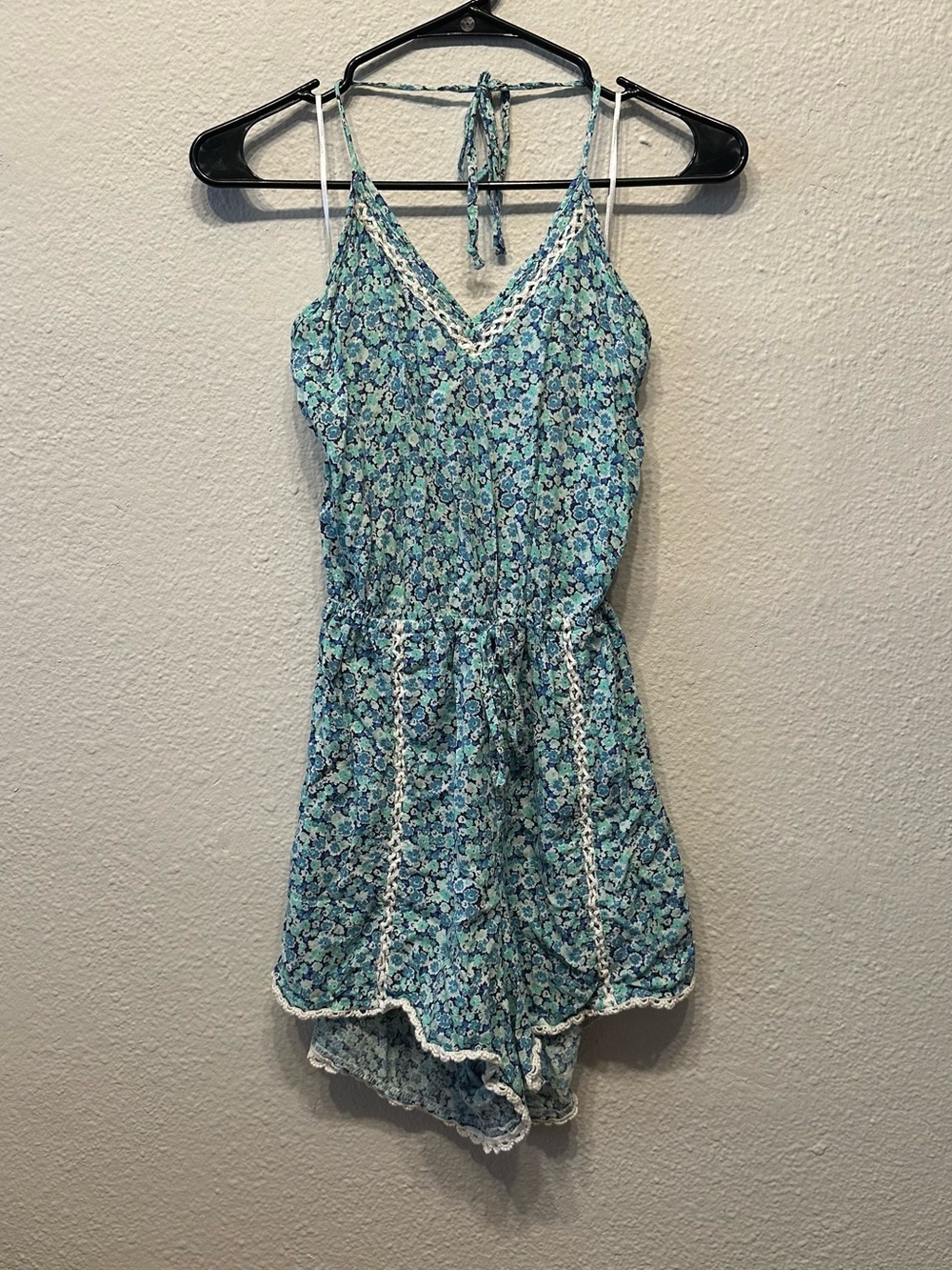 HOLLISTER BLUE FLORAL SUMMER ROMPER